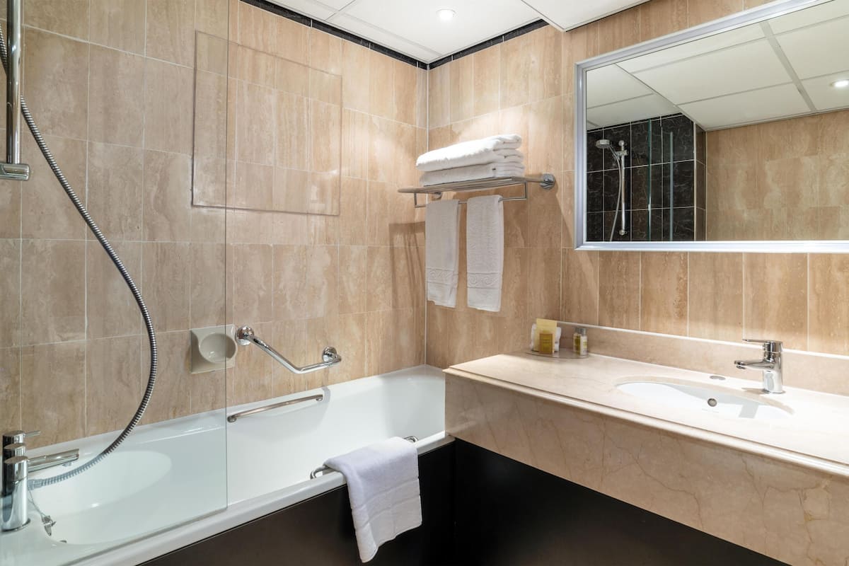 Combined shower/tub, deep soaking tub, free toiletries, hair dryer