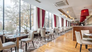 Breakfast, lunch, dinner served; British cuisine