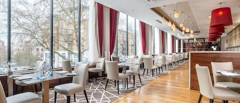 Se sirven desayunos, comidas, cenas y cocina británica