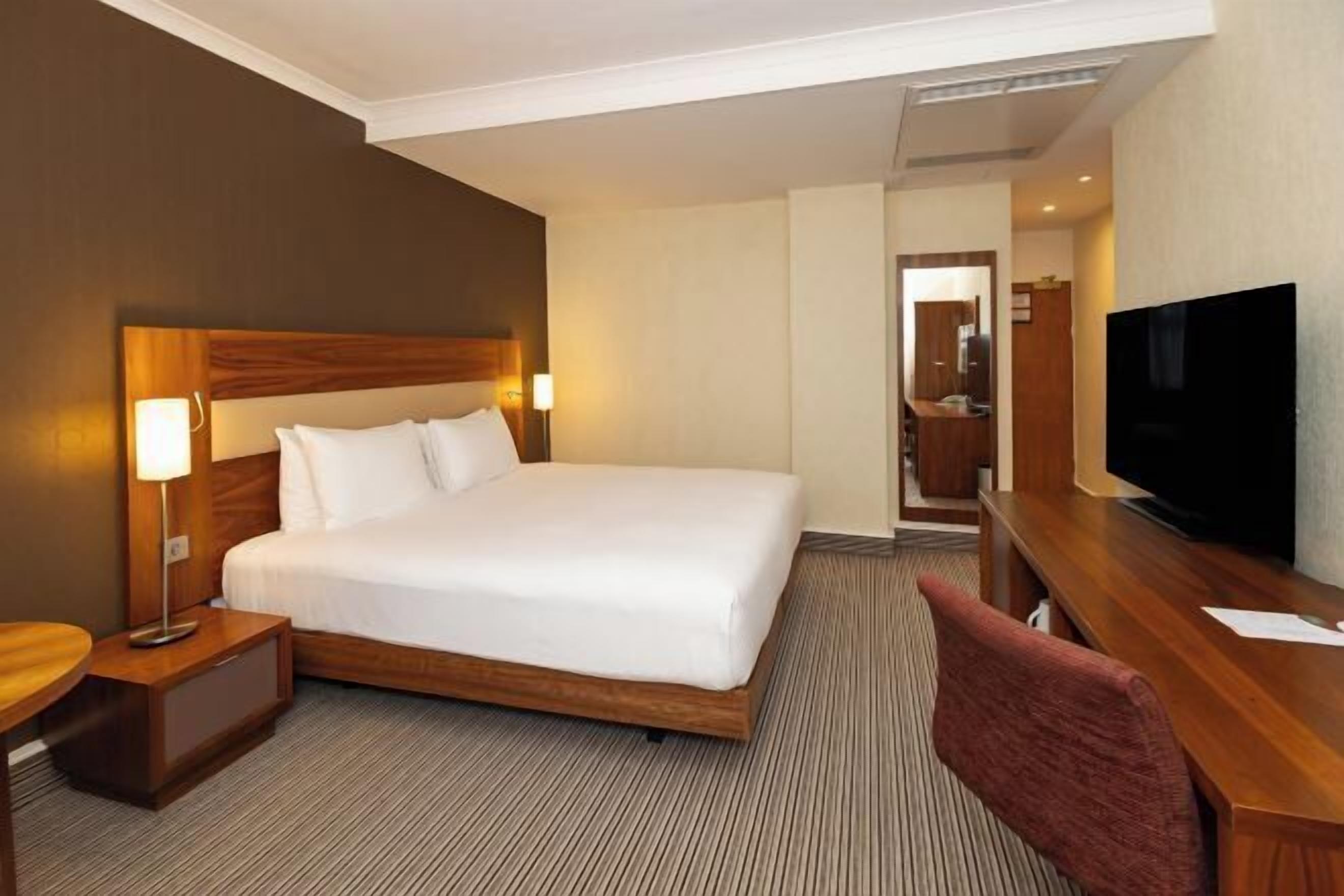 Ylelliset vuodevaatteet, minibaari, tallelokero huoneessa, työpöytä