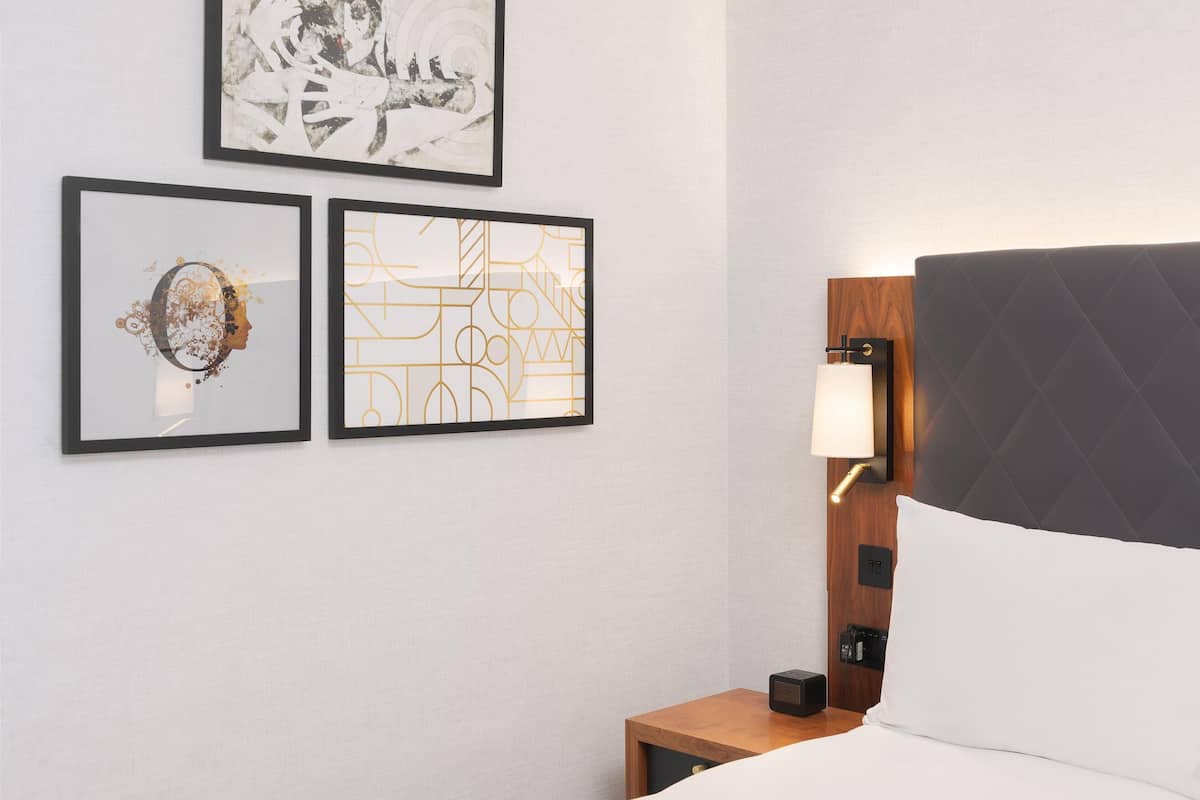 Premium Room, 1 Single Bed | Premium bedding, minibar, in-room safe, desk