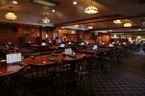 Lunch and brunch served, pool views - Flagship Oceanfront Hotel (Ocean City)