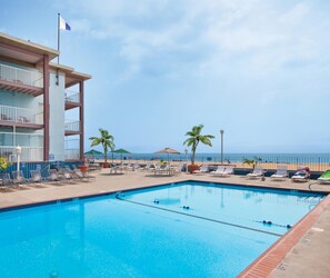 Indoor pool, sun loungers