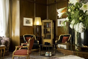Lobby sitting area - Colonna Palace Hotel (Rome)