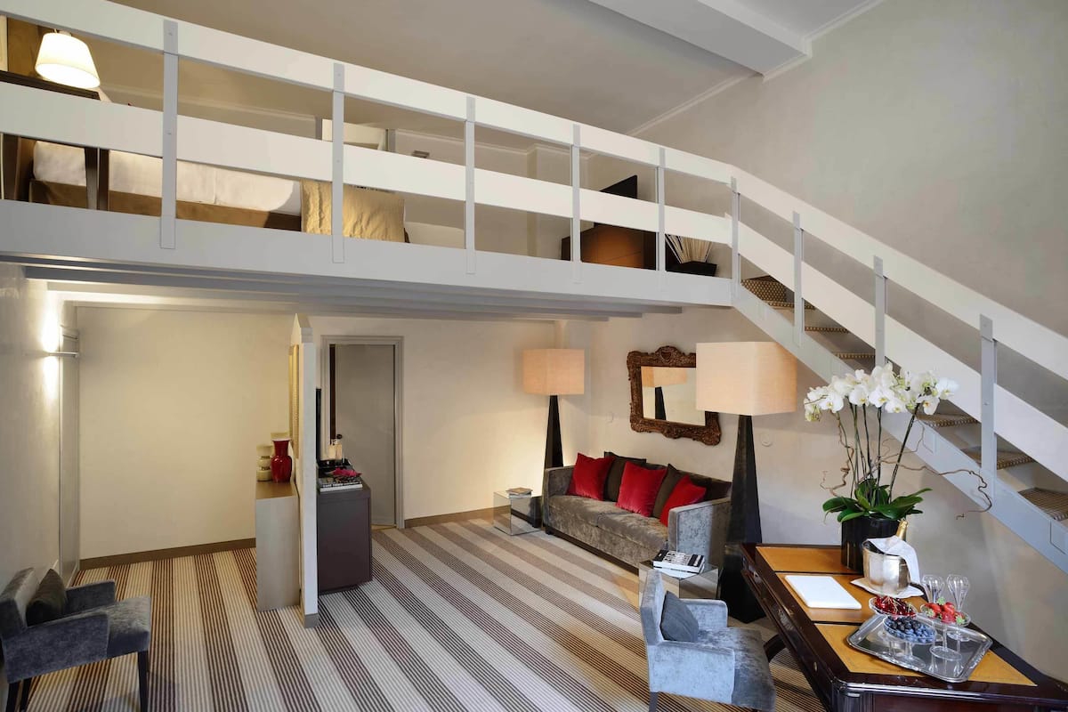 Suite Colonna Bi-Level | Living area | Flat-screen TV
