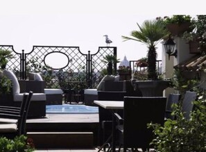 Outdoor pool - Colonna Palace Hotel (Rome)