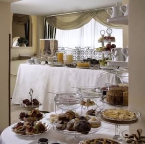 Free daily buffet breakfast