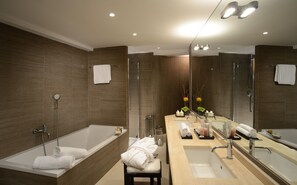 Suite Colonna Bi-Level | Minibar, in-room safe, desk, blackout curtains