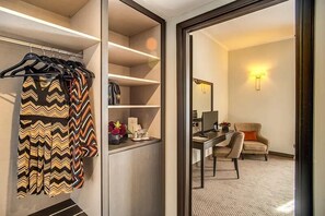 Minibar, caja de seguridad en la habitación y escritorio 