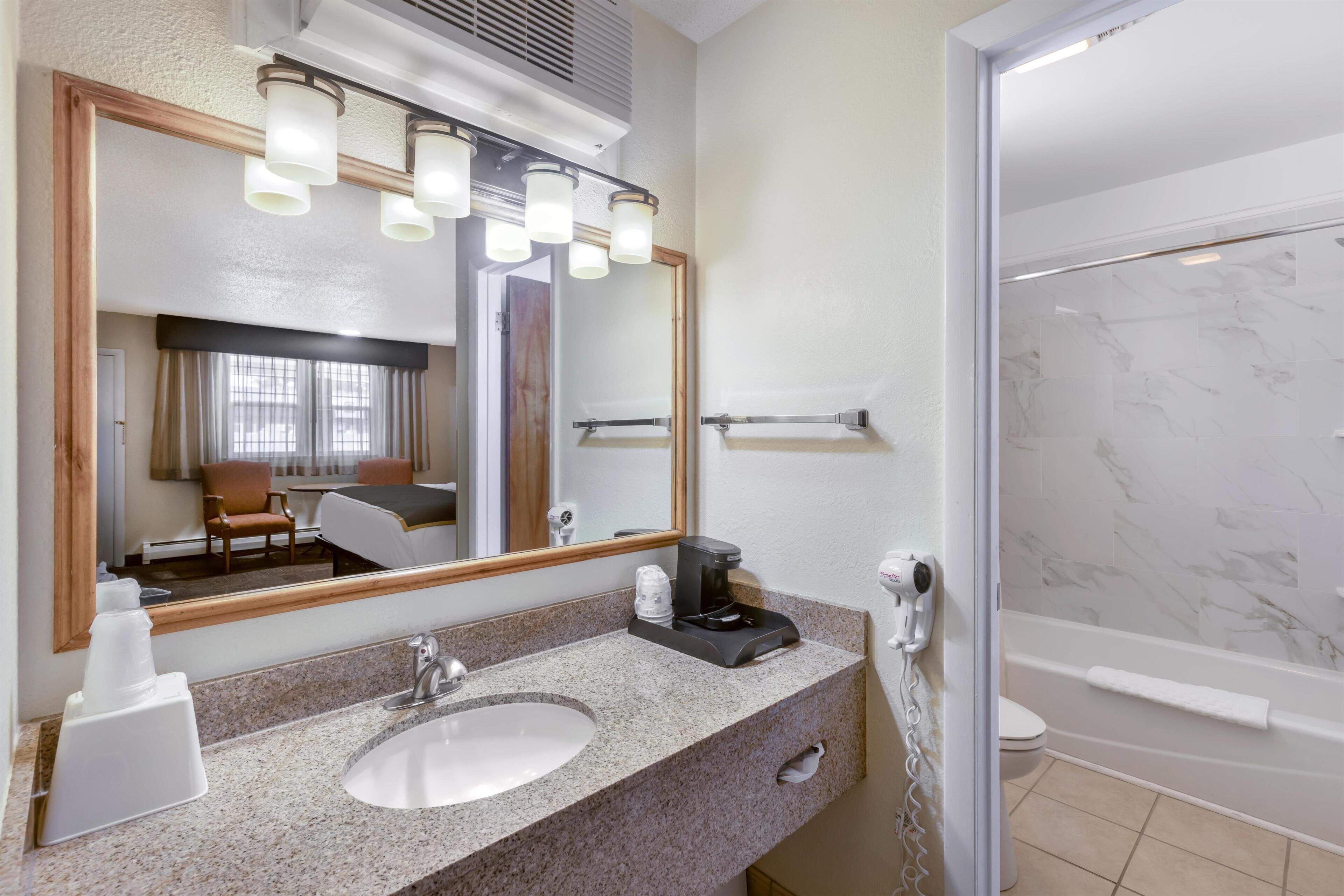 Standard Room, 1 King Bed, Non Smoking, Refrigerator & Microwave | Bathroom