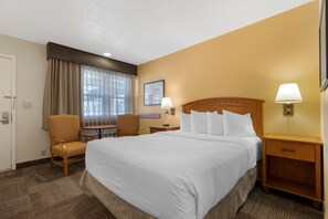 标准房, 1 张大床, 无烟房, 冰箱和微波炉 | 办公桌、笔记本电脑工作区、熨斗/熨衣板、免费婴儿床