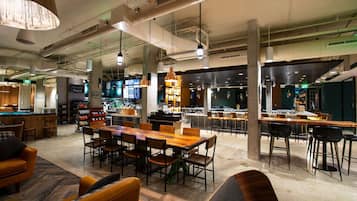 Bar (trong khuôn viên)