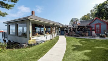 2 restaurants, breakfast, lunch, dinner served; American cuisine