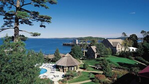 Une propriété située sur la côte, dotée d’une piscine, d’un belvédère et offrant une vue sur la mer.