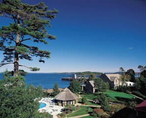 Une propriété située sur la côte, dotée d’une piscine, d’un belvédère et offrant une vue sur la mer.