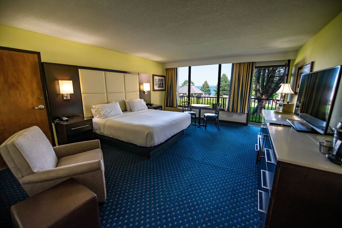 Room, 1 King Bed, Accessible, Balcony (Mobility) | 1 bedroom, in-room safe, desk, iron/ironing board