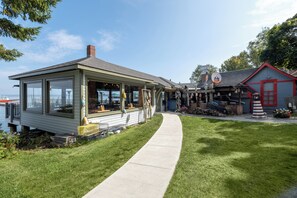 2 restaurants, breakfast, lunch, dinner served; American cuisine  - Holiday Inn Resort Bar Harbor - Acadia Natl Park by IHG (Bar Harbor)