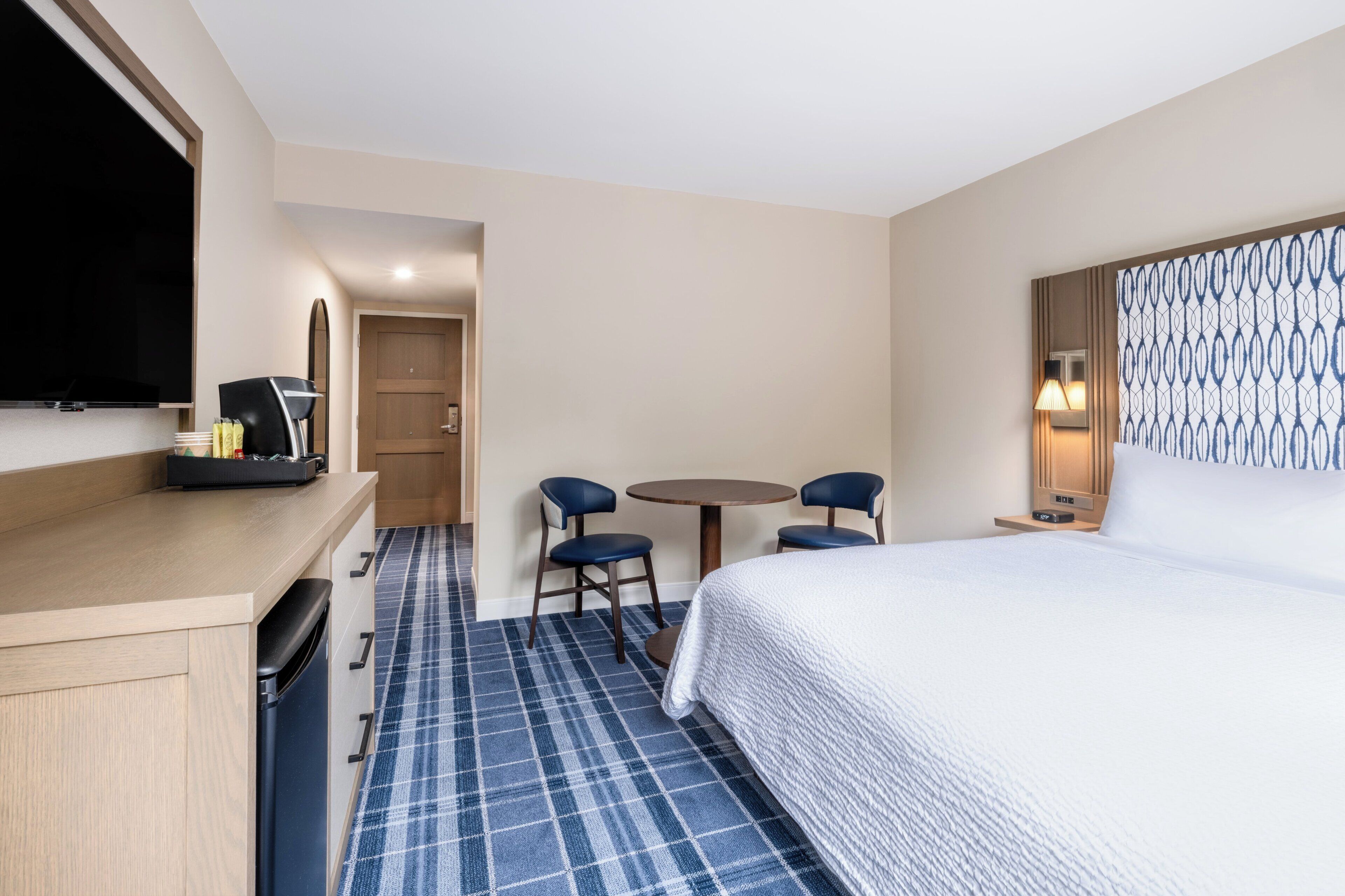 Habitació estàndard, 1 llit de matrimoni gran | Caixa forta a l'habitació, escriptori i planxa i posts de planxar 