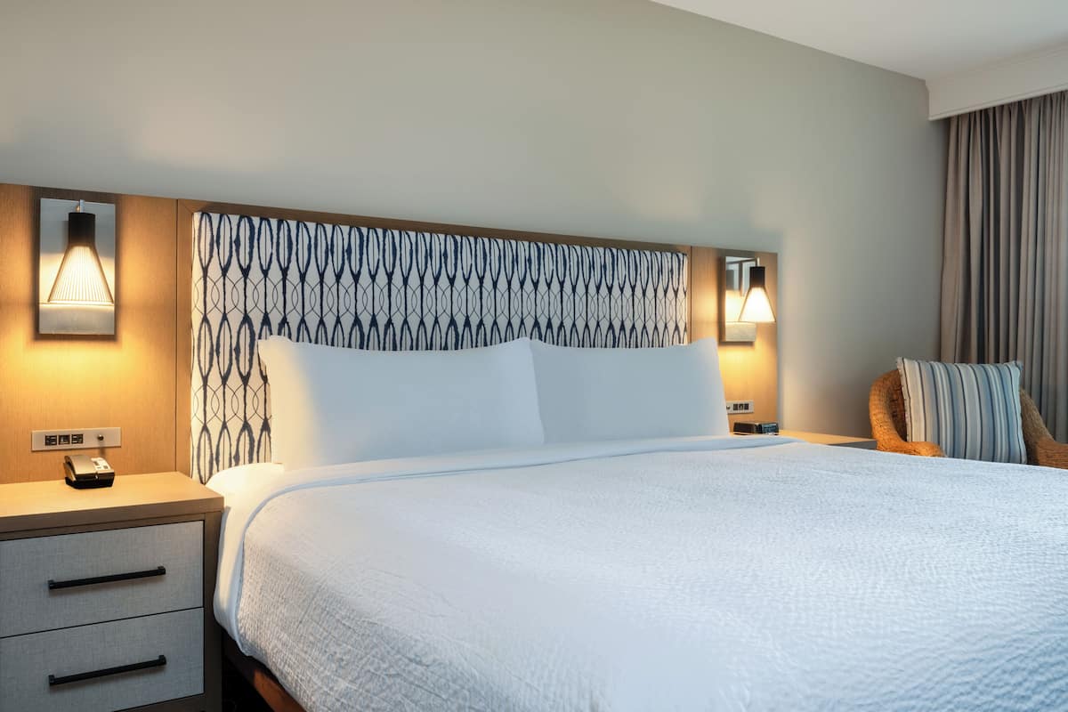 Safe på rommet, skrivebord, strykejern/-brett og barnesenger (inkludert)