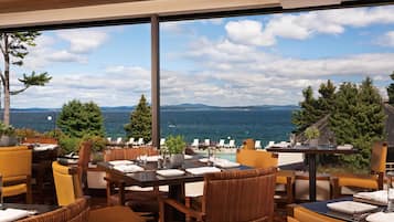 2 restaurantes, se sirven desayunos, comidas, cenas y cocina americana