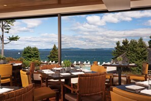 2 restaurants, breakfast, lunch, dinner served; American cuisine - Holiday Inn Resort Bar Harbor - Acadia Natl Park by IHG (Bar Harbor)