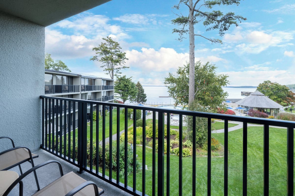 Premium kamer, 1 kingsize bed met slaapbank, aan zee | Een kluis op de kamer, een bureau, een strijkplank/strijkijzer
