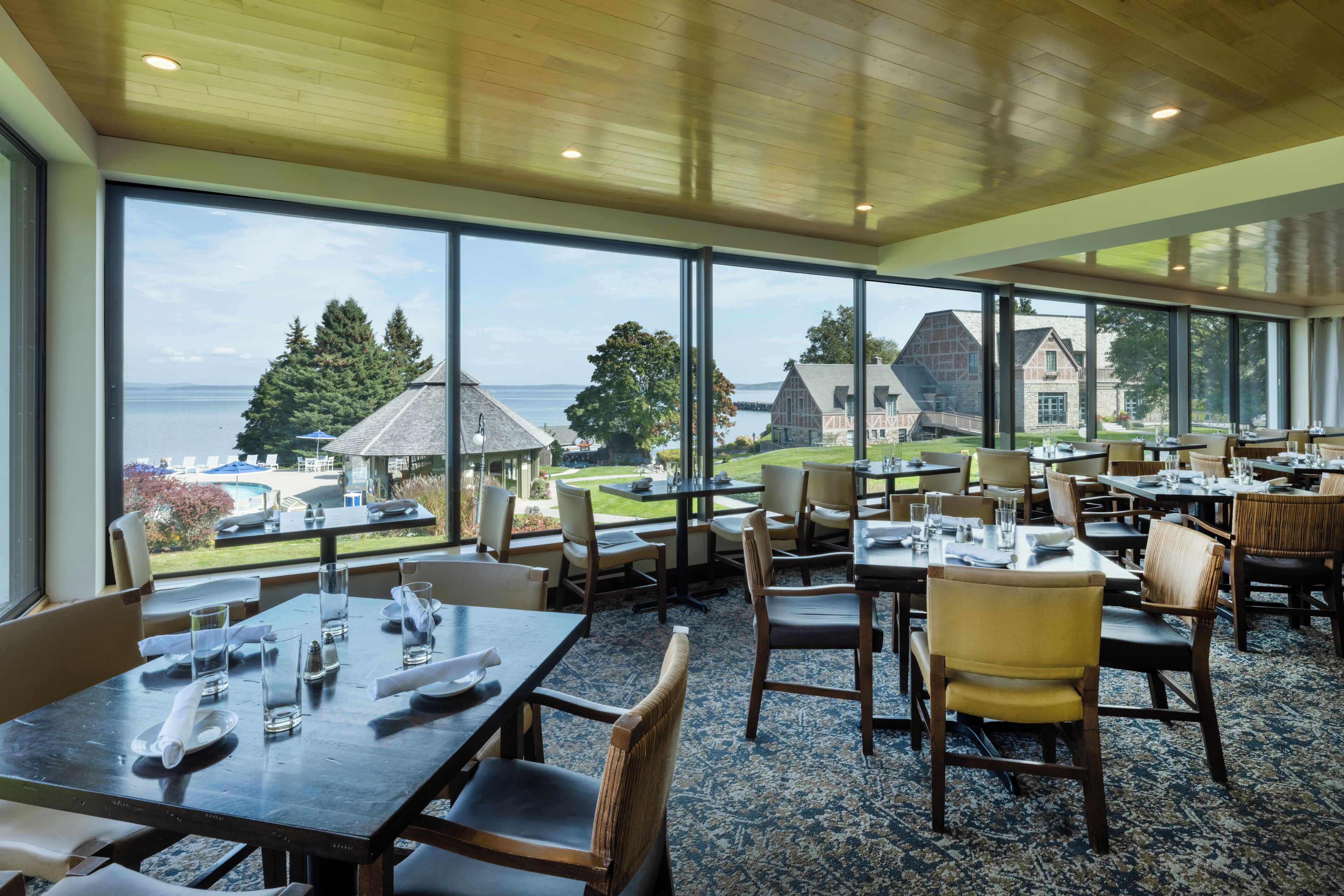 2 restaurants, servant le déjeuner et le dîner; cuisine américaine