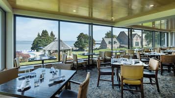 2 restaurants, servant le déjeuner et le dîner; cuisine américaine