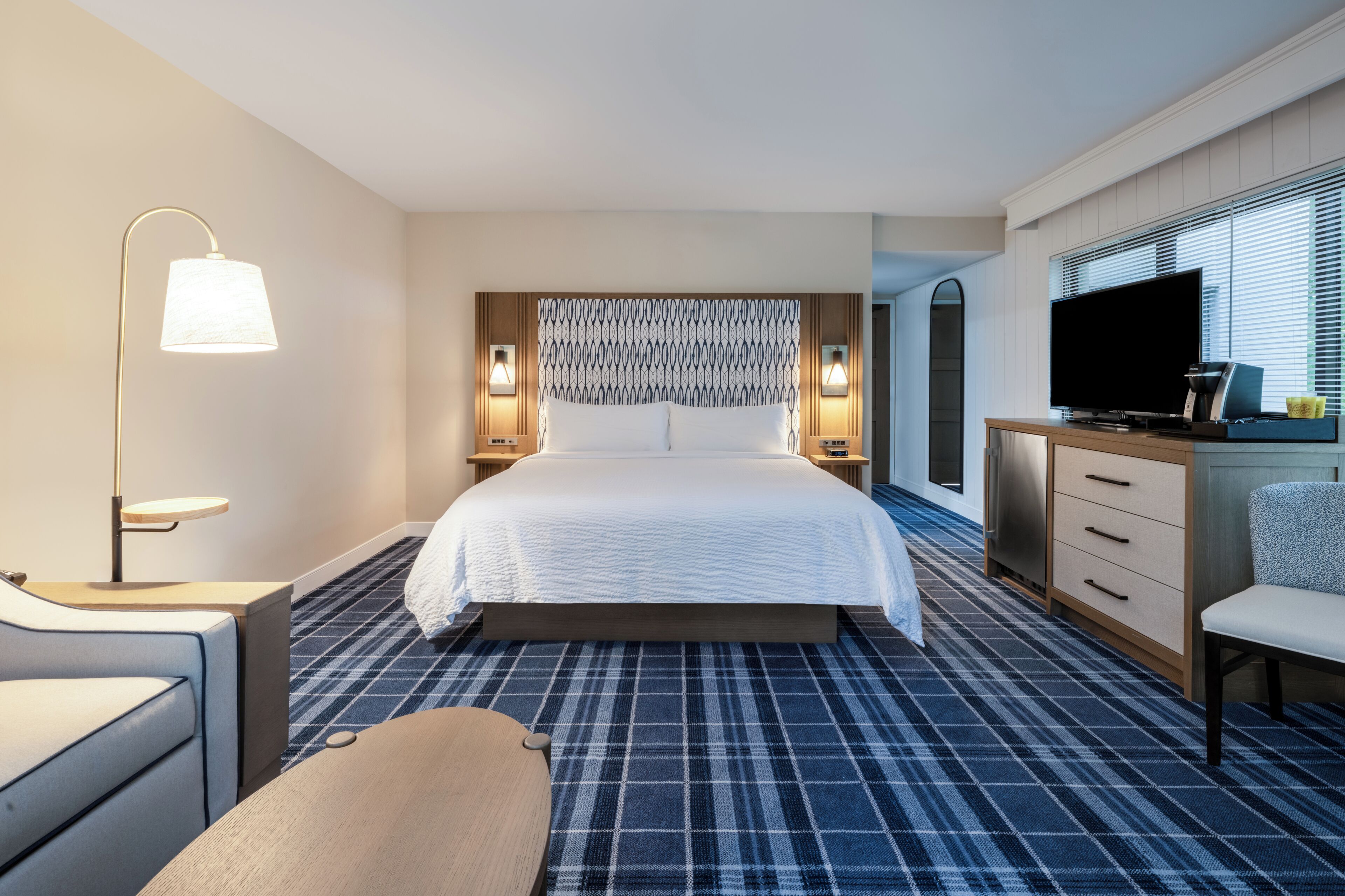 Rom, 1 kingsize-seng med sovesofa, tilgjengelighetstilpasset badekar, balkong (Mobility) | Safe på rommet, skrivebord, strykejern/-brett og barnesenger (inkludert)