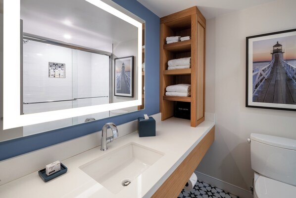 Kombinert dusj/badekar, toalettartikler (inkludert) og hårføner