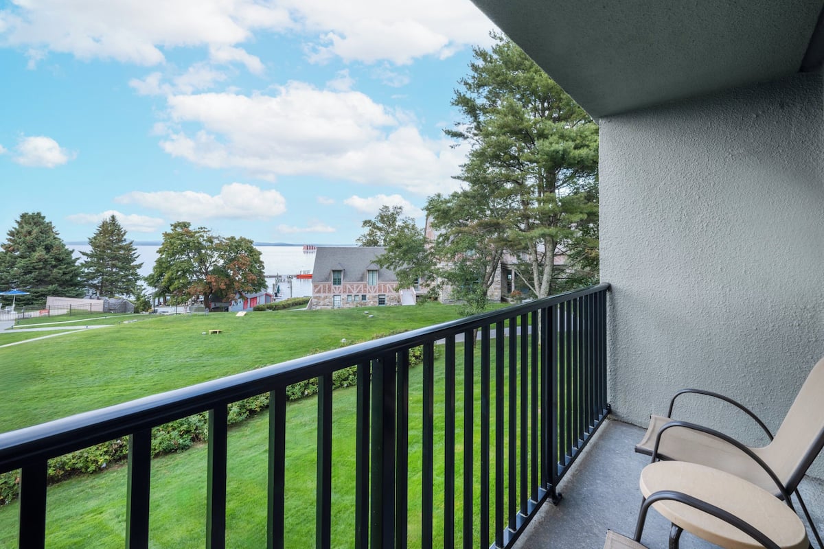 Chambre Premium, 1 trÚs grand lit, vue océan, en front de mer (Oceanfront View) | Coffres-forts dans les chambres, bureau, fer et planche à repasser