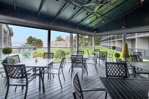 2 restaurantes; se sirven desayunos, comidas y cenas