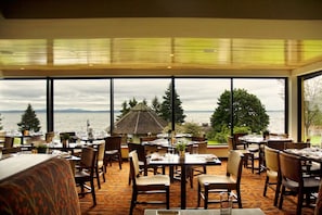 3 restaurants, breakfast served