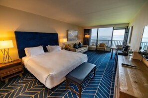 Safe på rommet, skrivebord, strykejern/-brett og barnesenger (inkludert)