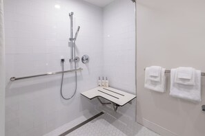 Room, 1 King Bed, Accessible, Balcony (Mobility) | Bathroom