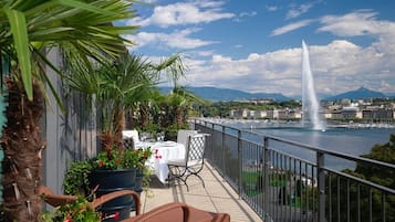 Aperto a colazione e pranzo, cucina francese, con vista sul giardino