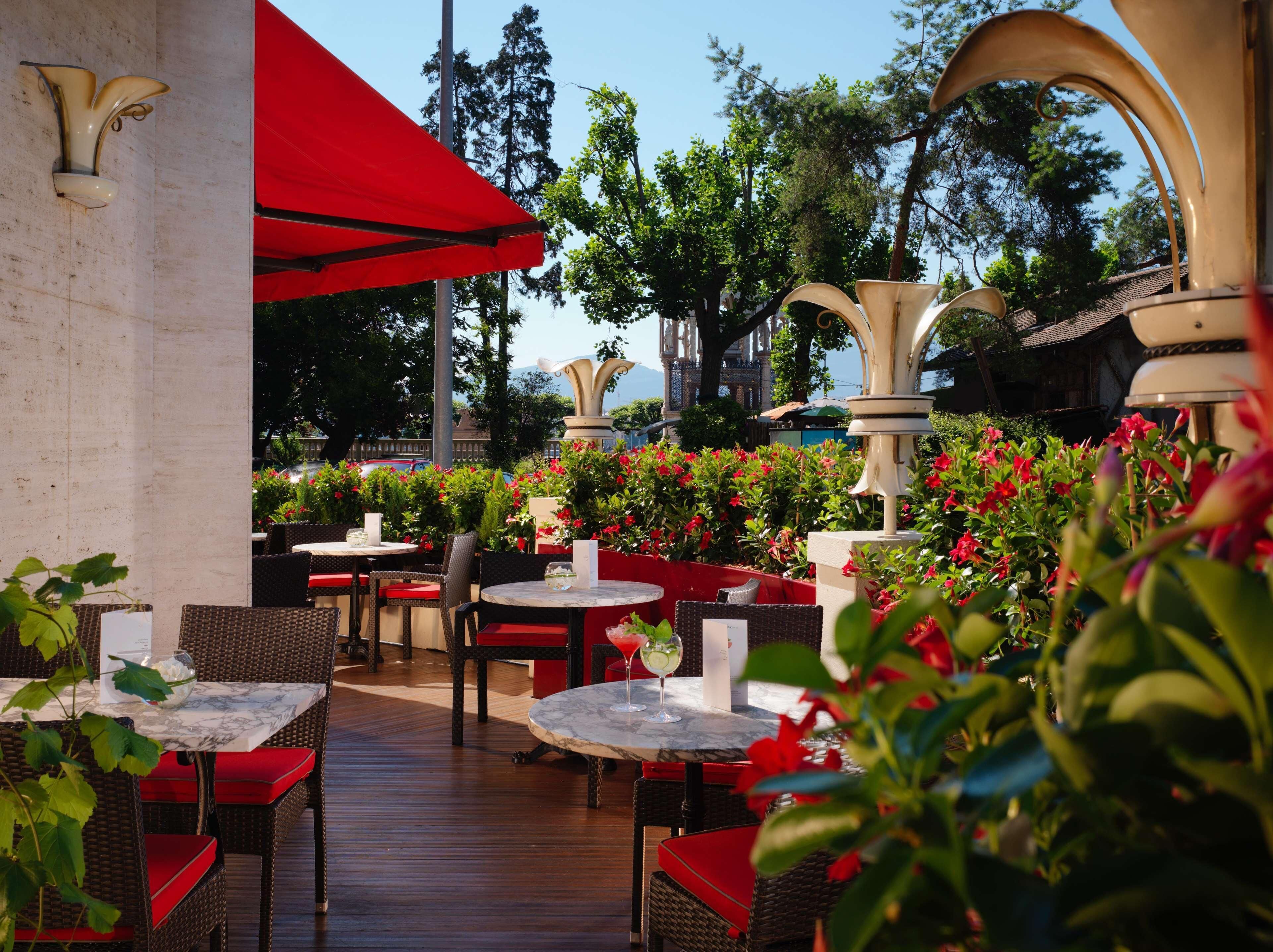 حيث تُقدم وجبات الإفطار، الغداء، الأطباق الفرنسية، إطلالات على الحديقة