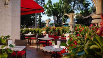 Aperto a colazione e pranzo, cucina francese, con vista sul giardino