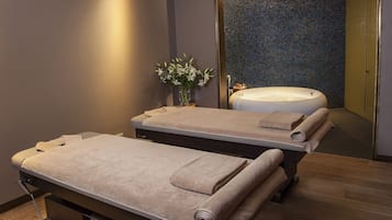 Sauna, hot tub, steam room, Turkish bath/hammam, body treatments