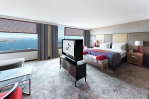 Flying Carpet Suite, Lounge Access | Minibar, caja de seguridad en la habitación y escritorio 