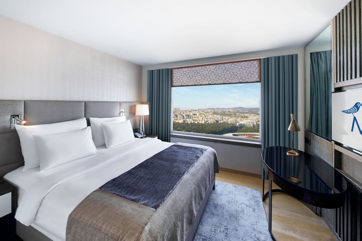 Family Suite, Lounge Access | Minibar, värdeförvaringsskåp på rummet och arbetsyta för laptop