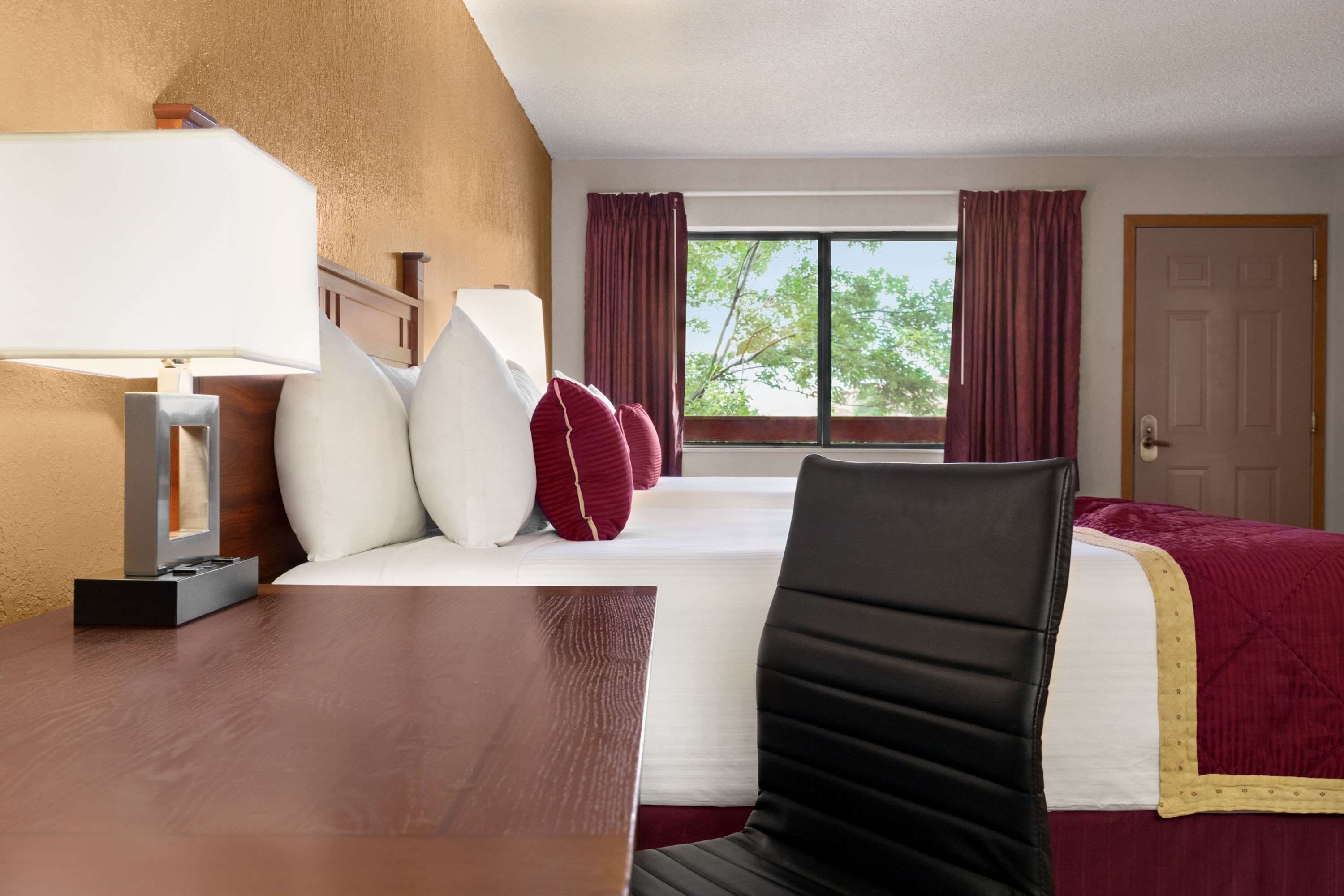 standard room, 1 king bed | individually decorated, individually furnished, desk, laptop workspace