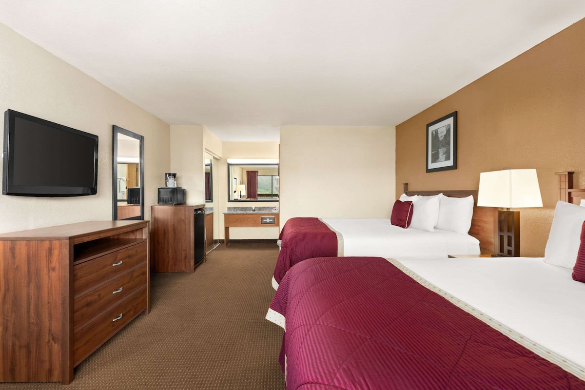 Standard Room (1 King and 1 Queen) | Individually decorated, individually furnished, desk, laptop workspace