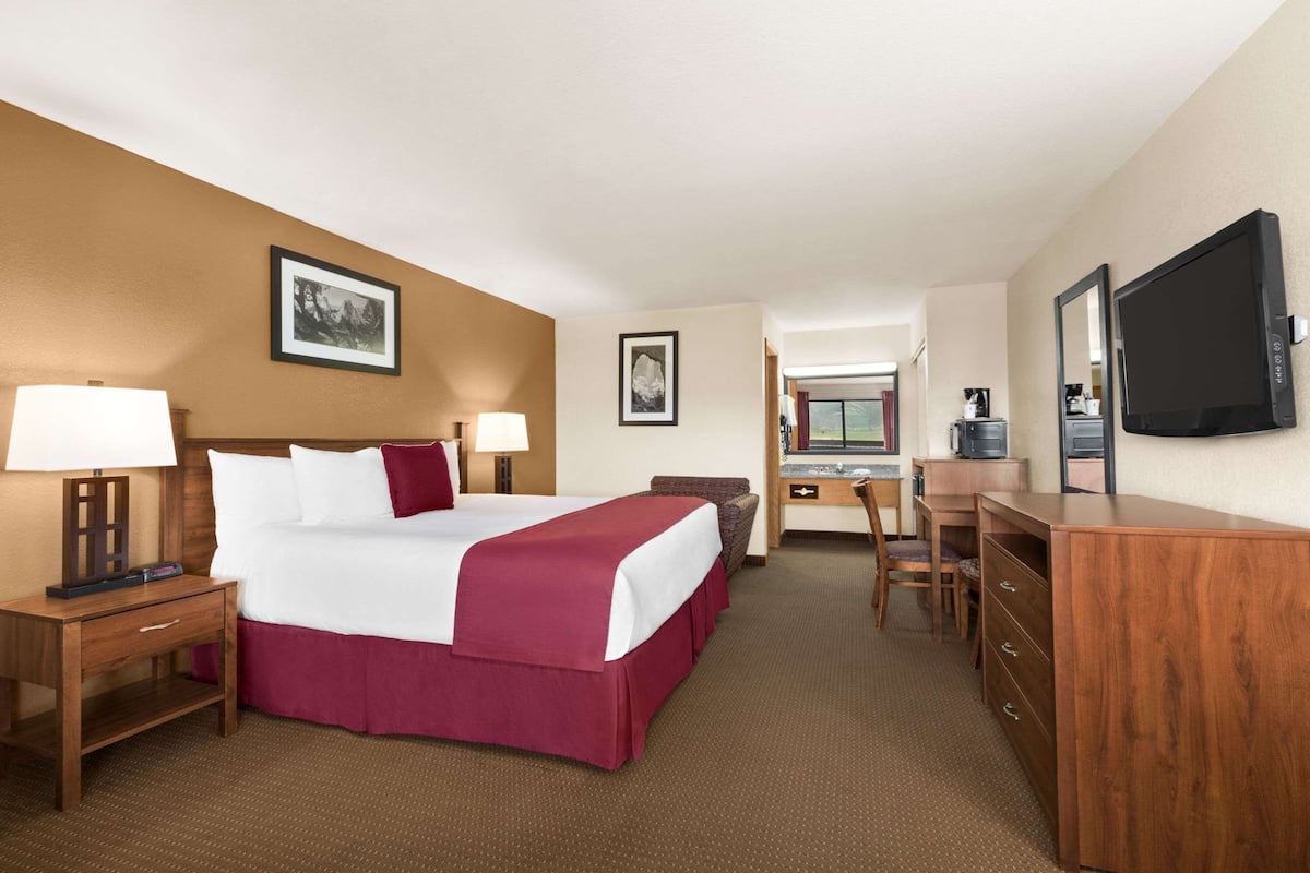 Standard Room, 1 King Bed | Individually decorated, individually furnished, desk, laptop workspace