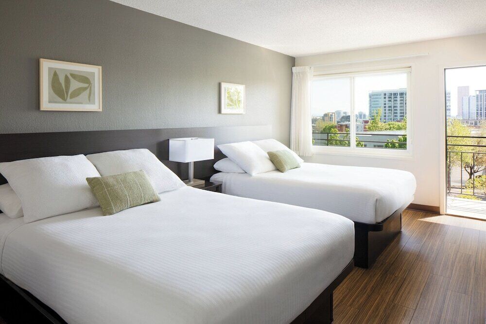 Escritorio, cortinas blackout, wifi gratis y ropa de cama 