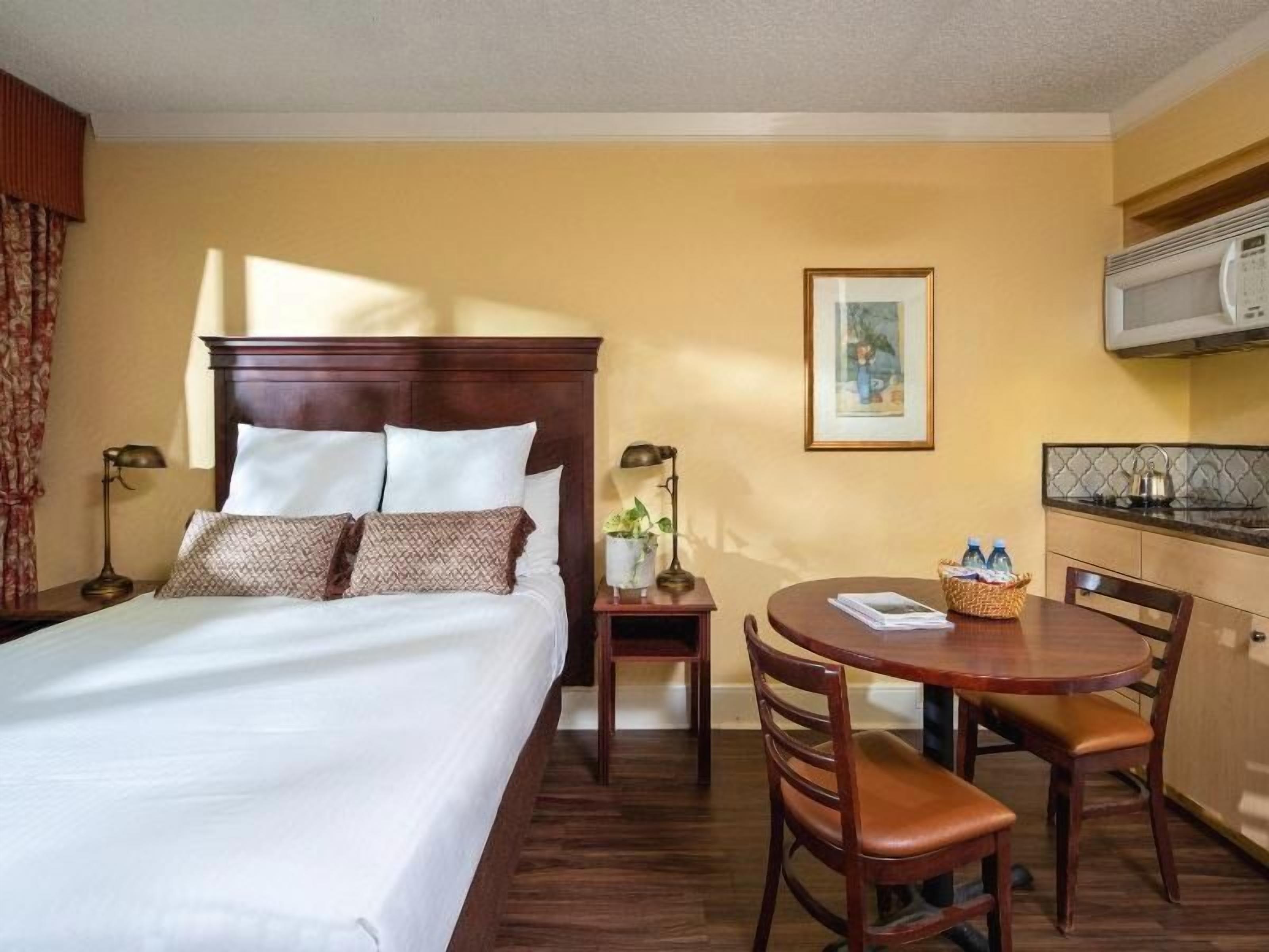 Escritorio, cortinas blackout, wifi gratis y ropa de cama 