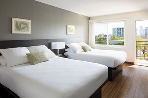 Habitación doble, 2 camas Queen size | Escritorio, cortinas blackout, wifi gratis y ropa de cama 