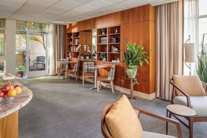 Lobby sitting area - Park Lane Suites and Inn (Portland)