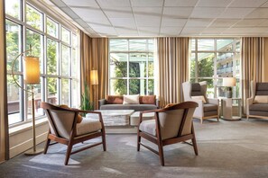 Lobby sitting area - Park Lane Suites and Inn (Portland)