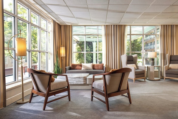 Lobby sitting area - Park Lane Suites and Inn (Portland)